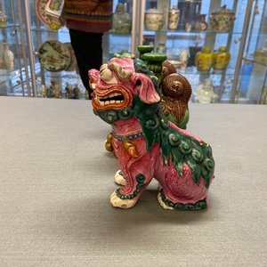 Un modèle d'un lion bouddhiste en porcelaine de Chine famile rose et une paire de porte-encens en biscuit émaillé vert, 19ème — photo 9