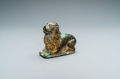 Un modèle d'un lion couché en bronze doré, France, 14ème