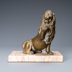 Un modèle d'un lion en bronze sur socle en marbre, 17ème — photo 2