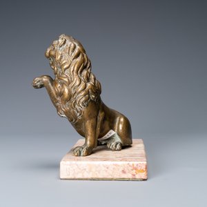 Un modèle d'un lion en bronze sur socle en marbre, 17ème — photo 3