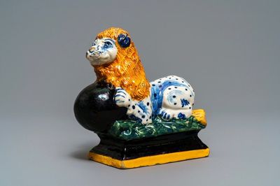 Un modèle d'un lion en faïence polychrome et noire de Delft, 1ère moitiè du 18ème