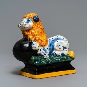 Un modèle d'un lion en faïence polychrome et noire de Delft, 1ère moitiè du 18ème — photo 1