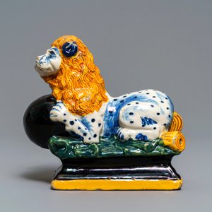 Un modèle d'un lion en faïence polychrome et noire de Delft, 1ère moitiè du 18ème — photo 2