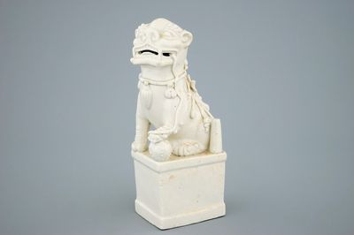 Un modèle d'un lion en porcelaine blanc de Chine de Dehua, Kangxi