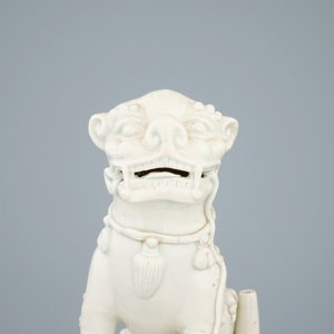 Un modèle d'un lion en porcelaine blanc de Chine de Dehua, Kangxi — photo 6