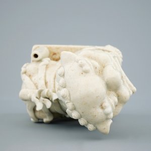 Un modèle d'un lion en porcelaine blanc de Chine de Dehua, Kangxi — photo 7