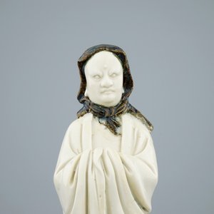 Un modèle d'un Luohan au foulard noir en porcelaine blanc de Chine de Dehua, 19th C. — photo 1
