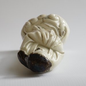 Un modèle d'un Luohan au foulard noir en porcelaine blanc de Chine de Dehua, 19th C. — photo 12