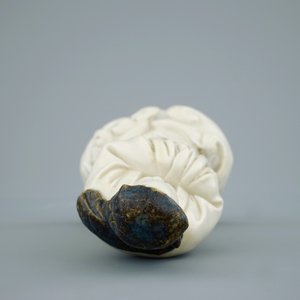 Un modèle d'un Luohan au foulard noir en porcelaine blanc de Chine de Dehua, 19th C. — photo 7