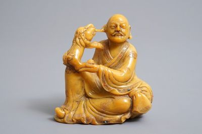Un modèle d'un Luohan en pierre de savon de Shoushan incrustée, Chine, 19/20ème