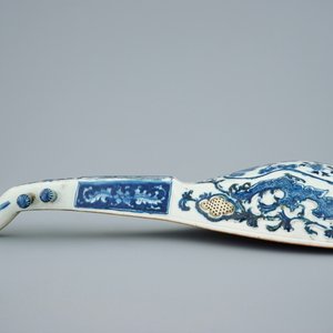 Un modèle d'un luth pipa en porcelaine de Chine bleu et blanc, 19ème — photo 4