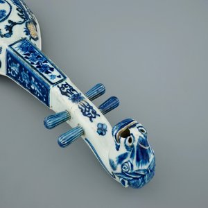 Un modèle d'un luth pipa en porcelaine de Chine bleu et blanc, 19ème — photo 8