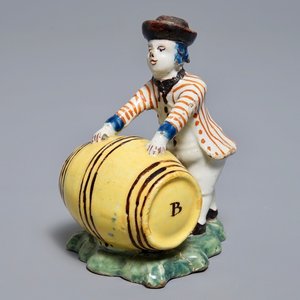 Un modèle d'un marchand de vin en faïence polychrome de Delft, 18ème — photo 1