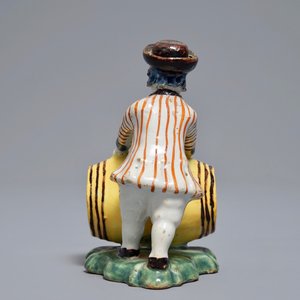 Un modèle d'un marchand de vin en faïence polychrome de Delft, 18ème — photo 4