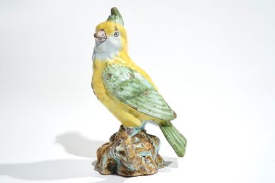 Un modèle d'un oiseau branché en faïence polychrome, France ou Delft, 18/19ème