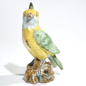 Un modèle d'un oiseau branché en faïence polychrome, France ou Delft, 18/19ème — photo 2