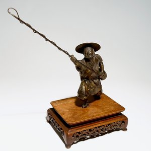 Un modèle d'un pêcheur en bronze sur socle en bois, Meiji, signé — photo 1