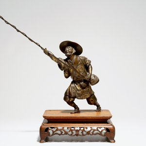 Un modèle d'un pêcheur en bronze sur socle en bois, Meiji, signé — photo 2