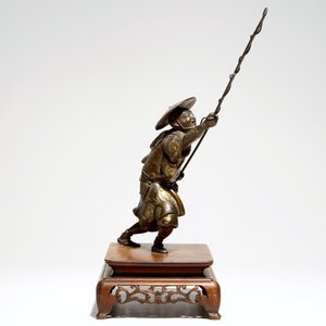 Un modèle d'un pêcheur en bronze sur socle en bois, Meiji, signé — photo 3