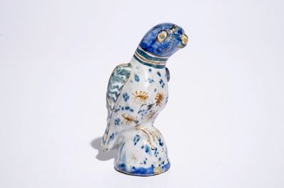 Un modèle d'un perroquet en faïence de Delft polychrome, 18ème