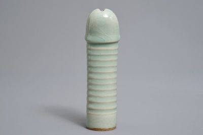 Un modèle d'un phallus en porcelaine de Chine céladon de Longquan, Ming ou après