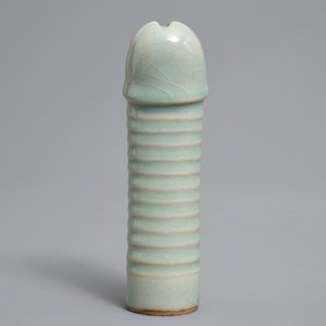 Un modèle d'un phallus en porcelaine de Chine céladon de Longquan, Ming ou après — photo 1