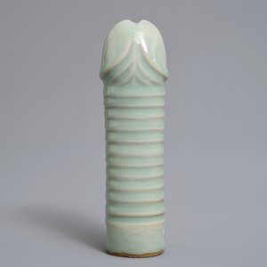 Un modèle d'un phallus en porcelaine de Chine céladon de Longquan, Ming ou après — photo 3