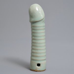 Un modèle d'un phallus en porcelaine de Chine céladon de Longquan, Ming ou après — photo 4