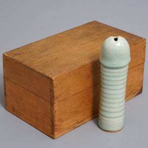 Un modèle d'un phallus en porcelaine de Chine céladon de Longquan, Ming ou après — photo 7