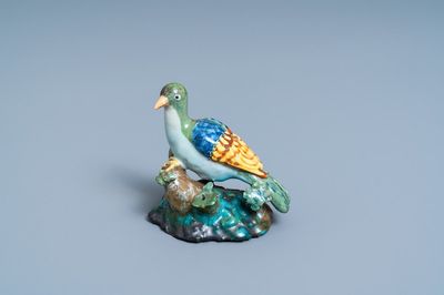 Un modèle d'un pigeon assis en faïence polychrome de Bruxelles, 18ème