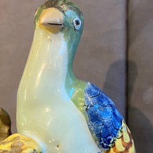 Un modèle d'un pigeon assis en faïence polychrome de Bruxelles, 18ème — photo 10