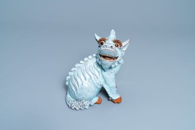 Un modèle d'un qilin en grès porcelaineux dite 'de Shiwan', 18/19ème