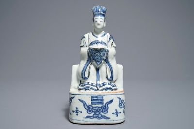 Un modèle d'un servant en porcelaine de Chine bleu et blanc, Wanli