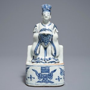 Un modèle d'un servant en porcelaine de Chine bleu et blanc, Wanli — photo 1