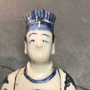 Un modèle d'un servant en porcelaine de Chine bleu et blanc, Wanli — photo 12
