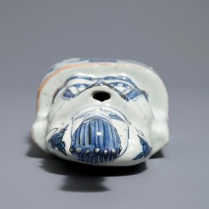 Un modèle d'un servant en porcelaine de Chine bleu et blanc, Wanli — photo 5