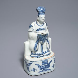Un modèle d'un servant en porcelaine de Chine bleu et blanc, Wanli — photo 7