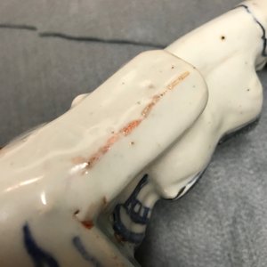 Un modèle d'un servant en porcelaine de Chine bleu et blanc, Wanli — photo 9