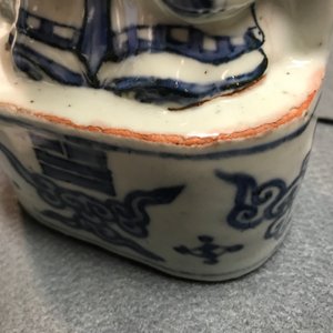 Un modèle d'un servant en porcelaine de Chine bleu et blanc, Wanli — photo 10