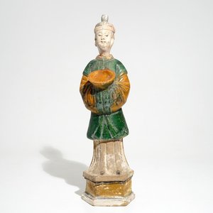 Un modèle d'un servant sur socle de type sancai, Chine, Ming — photo 1