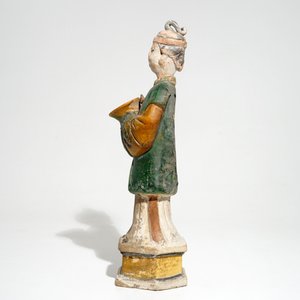 Un modèle d'un servant sur socle de type sancai, Chine, Ming — photo 2