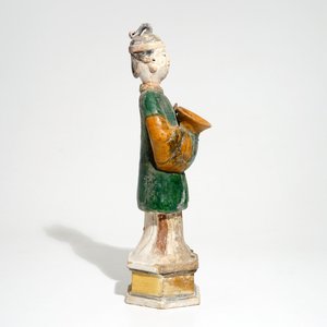 Un modèle d'un servant sur socle de type sancai, Chine, Ming — photo 4