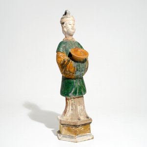 Un modèle d'un servant sur socle de type sancai, Chine, Ming — photo 7