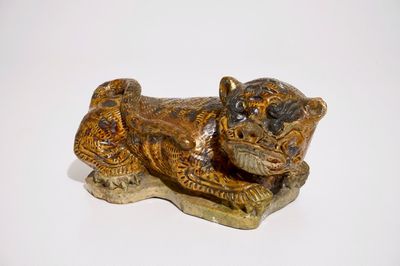 Un modèle d'un tigre en grès émaillé, Chine, Ming