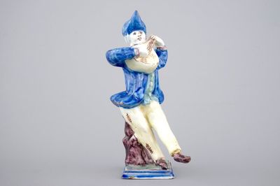 Un modèle d'un violoniste en faïence française, ca. 1800