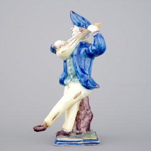 Un modèle d'un violoniste en faïence française, ca. 1800 — photo 2