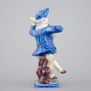 Un modèle d'un violoniste en faïence française, ca. 1800 — photo 4