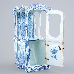 Un modèle d'une chaise à porteurs en faïence dans le style de Delft, France, 19ème — photo 6