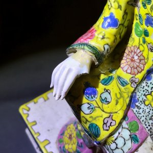 Un modèle d'une femme assise en porcelaine de Chine famille rose, Yongzheng — photo 14