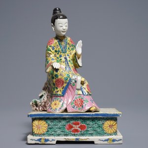 Un modèle d'une femme assise en porcelaine de Chine famille rose, Yongzheng — photo 2